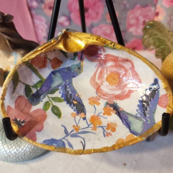 DECOUPAGE BIRDS AND FLOWERS ON A CLAM SHELL - Picture 4 of 9